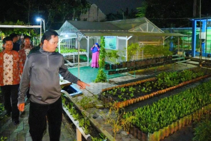 Wali Kota Maidi saat mengecek KRPL di Jalan Pacar Sari, Kelurahan Manisrejo, Kecamatan Taman, Kota Madiun. Foto: Diskominfo Kota Madiun.