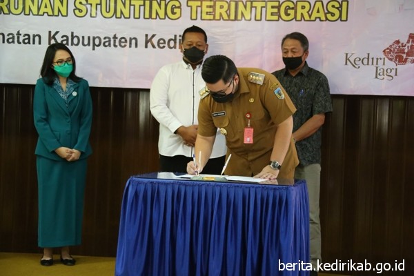 Bupati Kediri Hanindhito Himawan Pramana mentargetkan tahun 2022 Kabupaten Kediri bebas stunting atau gangguan tumbuh kembang anak akibat kekurangan gizi