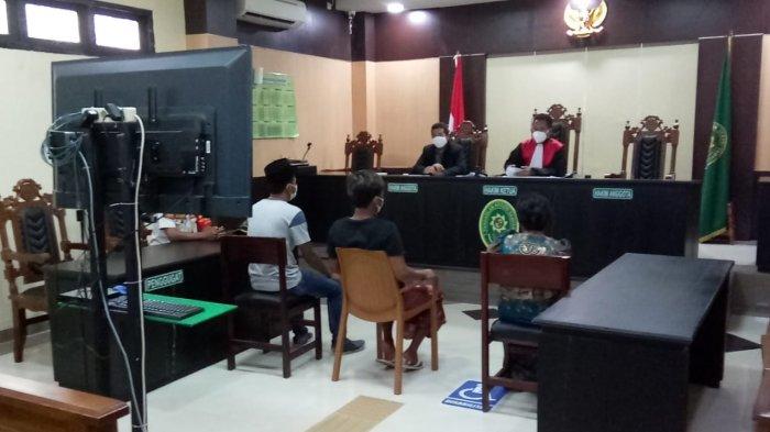 Suasana saat Mohammad Saleh menjalani sidang di pengadilan negeri Sampang, Madura, Selasa (3/8).