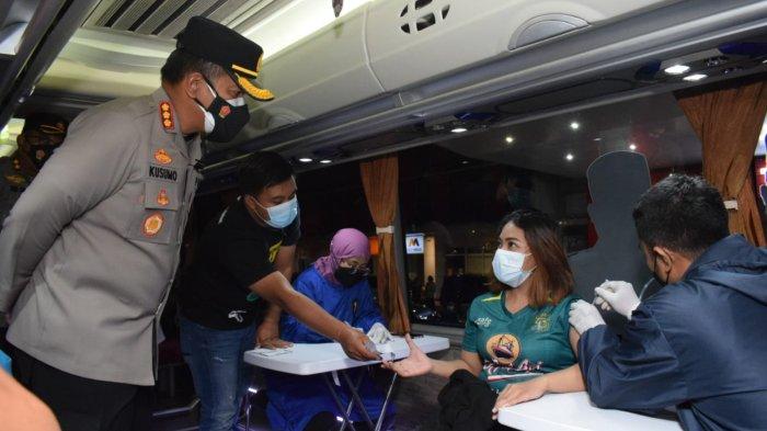 Kapolresta Sidoarjo Kombes Pol Kusumo Wahyu Bintoro meninjau vaksinasi di bus gerai vaksin.