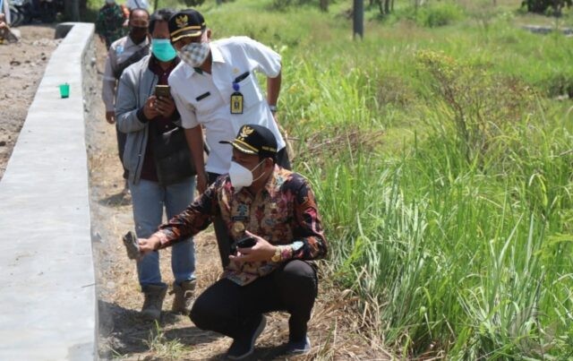 Wakil Bupati Sidoarjo Subandi ketika memastikan bangunan Plengsengan di Jalan Kanal Dusun Cepiples, Desa Singogalih, Kecamatan Tarik, Kabupaten Sidoarjo, Rabu (25/8/2021).