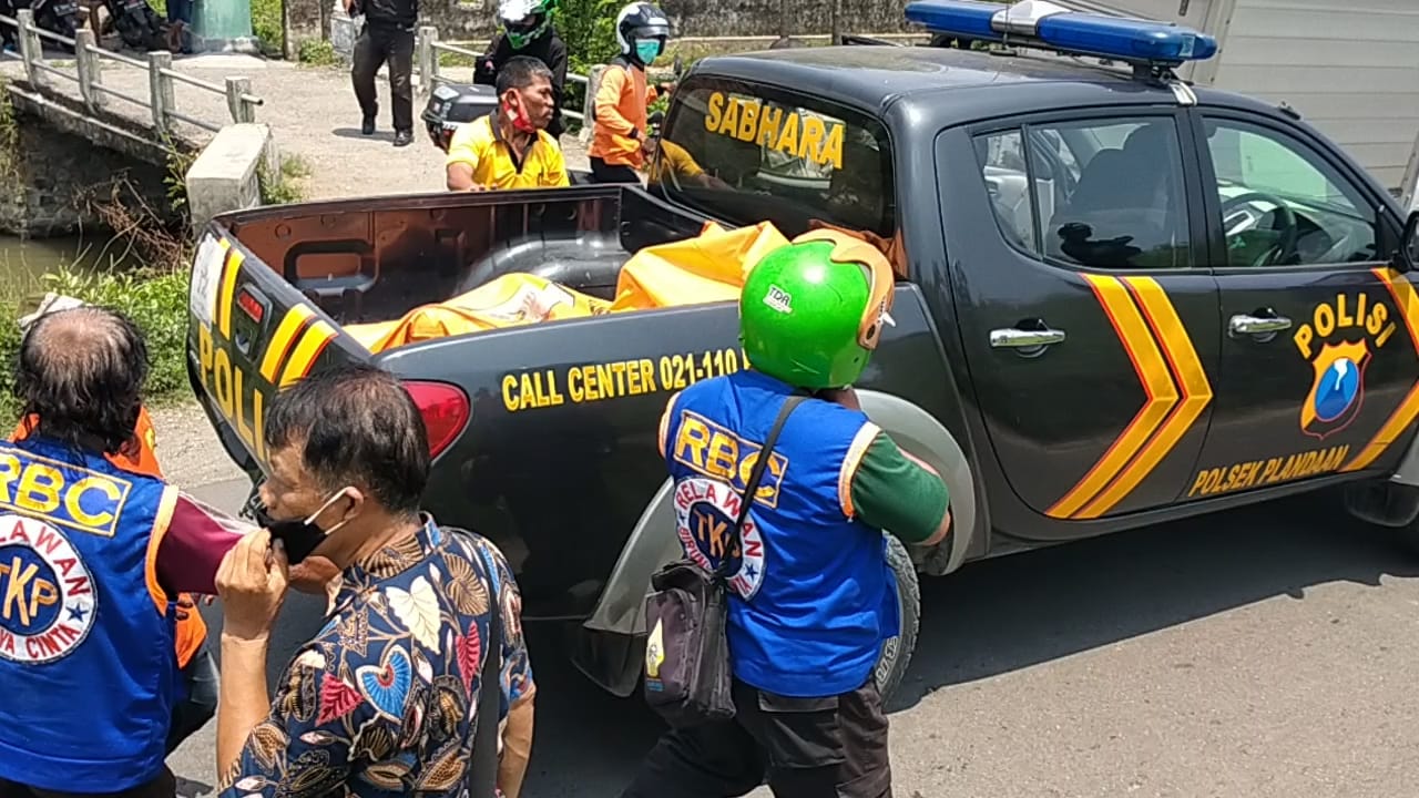 Jasad Mr X di evakuasi dengan mobil patroli Polsek Plandaan. SP/ M. Yusuf