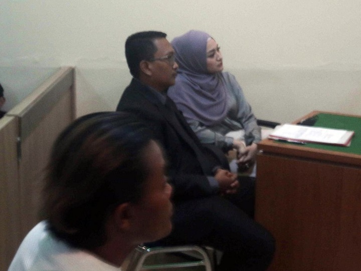 Ekspresi Nathalie Holscher dan Sule di dalam ruang sidang di Pengadilan Agama Cikarang, Rabu (20/7/2022).