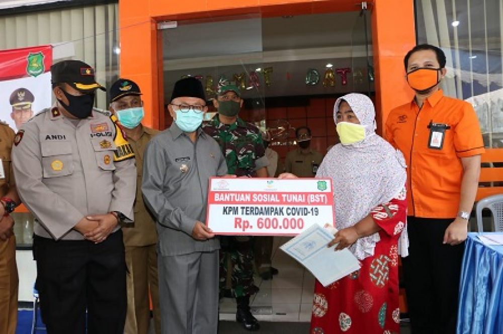 Penyerahan bantuan Sosial Tunai secara simbolis oleh Bupati Sumenep. SP