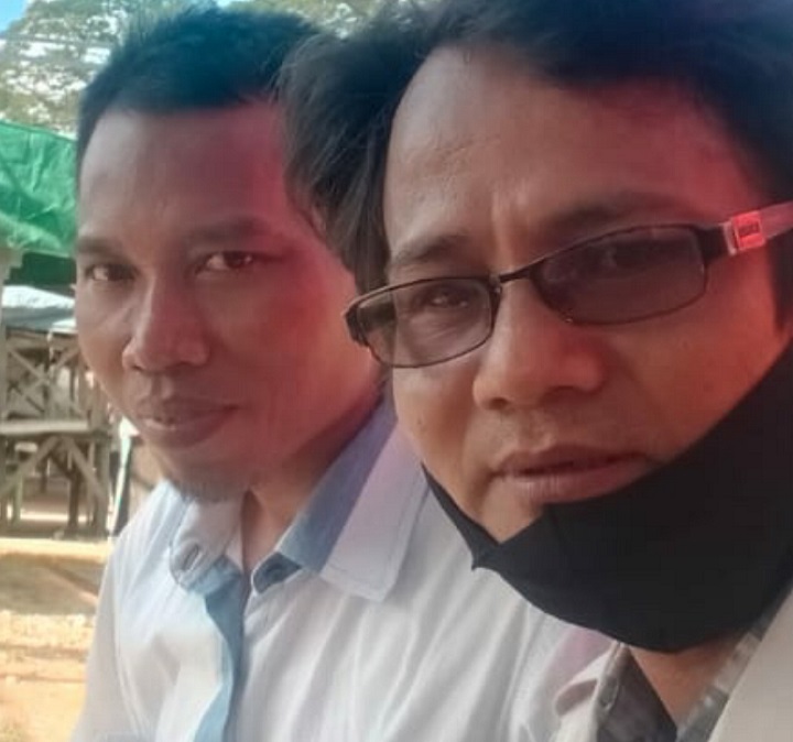 Abdullah Affas Ketua Aliansi Kab. Sumenep, bersama Muhsin warga asal lenteng saat diskusi mengenai pelayanan publik di kab. Sumenep. SP/Ainur Rahman