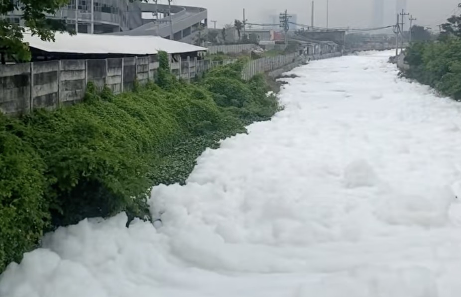 Permukaan Sungai Kalidami Surabaya, tertutup busa putih pada Selasa pagi (2/8/2022). SP/Restuti Cahya