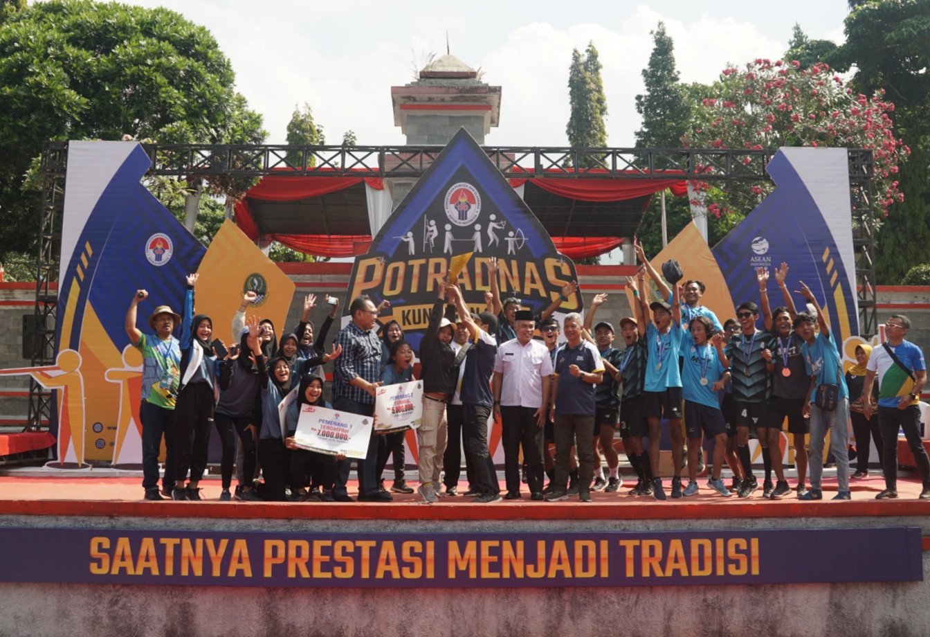 Tim Surabaya menjadi juara umum di POTRADNAS IX Tahun 2023 di Kabupaten Kuningan, Jawa Barat. Foto: Kemenpora.