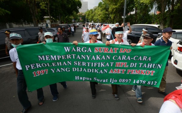 Beberapa warga Surabaya menagih janji Wali Kota Tri Rismaharini untuk pengurusan Surat Ijo di Surabaya.