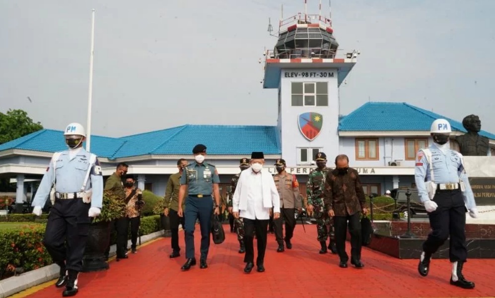 Wakil Presiden Ma'ruf Amin bersiap melakukan kunjungan kerja ke Situbondo dan Banyuwangi dari Pangkalan Udara TNI Angkatan Udara Halim Perdanakusuma Jakarta, Kamis (21/10/2021). SP/Ant/Setwapres.