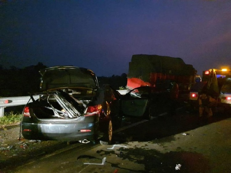 Toyota Camry yang ditumpangi Syabda Perkasa Belawa ringsek. Polda Jateng/ SP