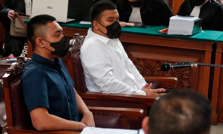 Terdakwa Mario Dandy saat berdiskusi dengan pengacaranya di persidangan pemeriksaan saksi ahli pidana di PN Jakarta Selatan, Selasa (11/7/2023). SP/Johan Tallo/Liputan6