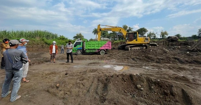 Aktivitas di tambang galian ilegal sebelum disegel polisi.
