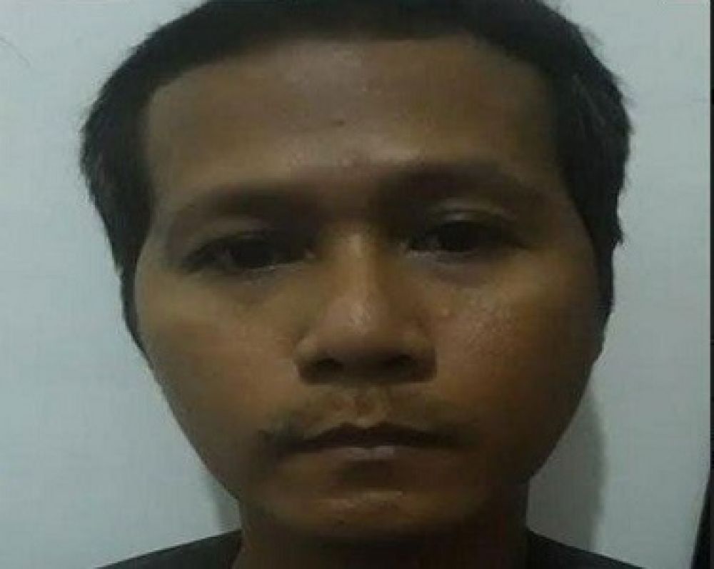 Tersangka Ari Irawan yang disinyalir tangan kanan bandar sabu yang ditembak mati polisi sebelumnya. 