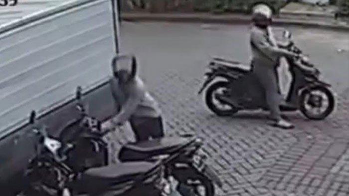 Tangkapan layar rekaman CCTV saat aksi pencurian terjadi.