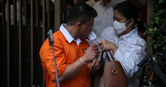 Putri Candrawathi saat rekonstruksi terlihat modis dan berdandan sosialita, berbanding terbalik dengan Ferdy Sambo, yang berhem putih ditutup baju tahanan.