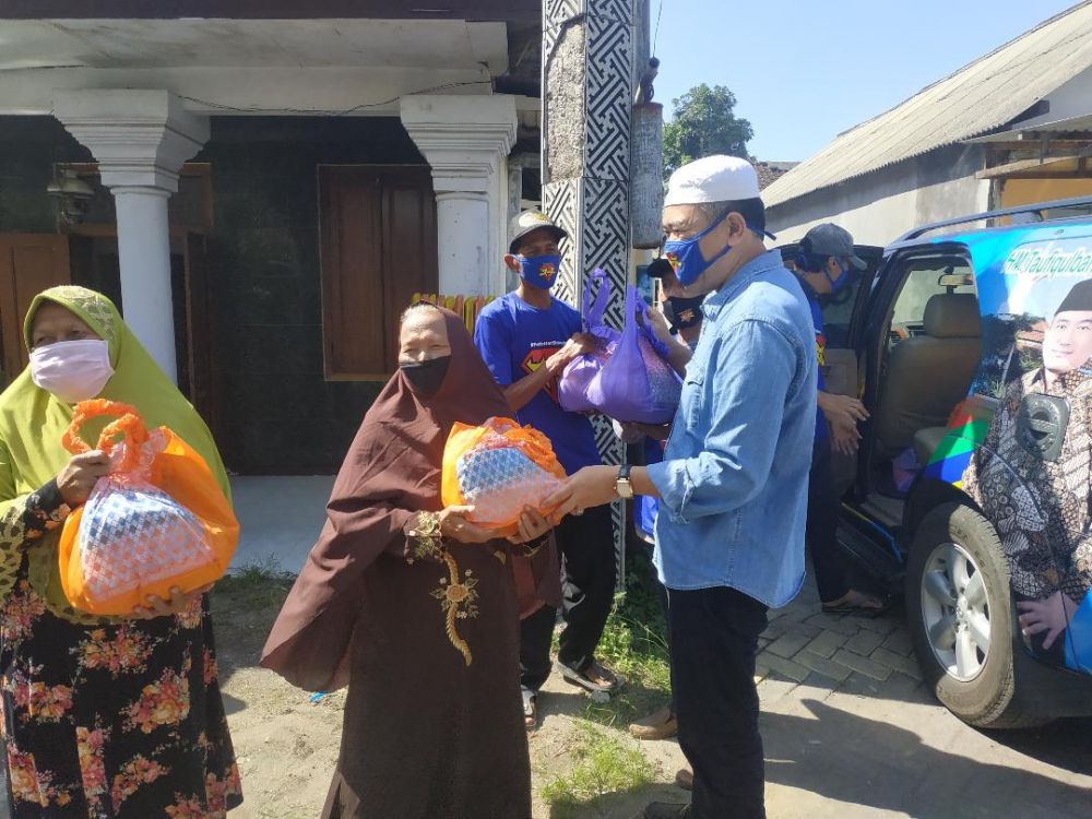 Bacabup Sidoarjo Taufiqulbar saat memberi santunan sembako warga desa Candi. SP