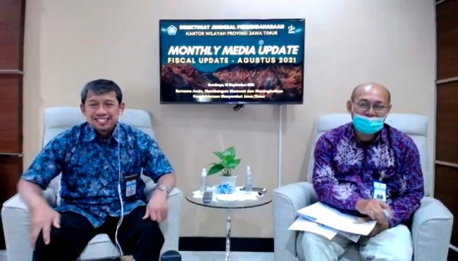 Kakanwil DPJb Jatim, Taukhid (kiri) dalam jumpa pers online bertemakan Perkembangan Implementasi Kebijakan Fiskal Pemerintah di Wilayah Jawa Timur, Jumat (10/9/2021).