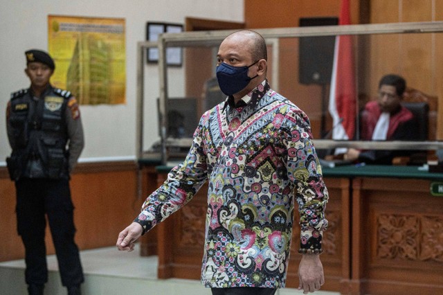 Mantan Kapolda Sumatera Barat, Irjen Pol Teddy Minahasa Putra tiba untuk menjalani sidang tuntutan di Pengadilan Negeri Jakarta Barat, Jakarta, Kamis (30/3/2023).  Foto: Aprillio Akbar/ANTARA FOTO
