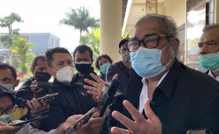 Ketua Komnas PA Arist Merdeka Sirait saat memberikan keterangan di halaman Polres Kota Batu.