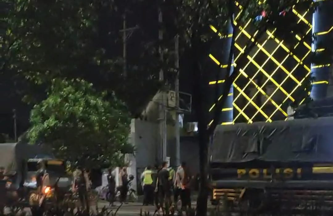 Suasana tempat hiburan Phoenix Club di Jalan Kenjeran saat digerebek aparat gabungan karena masih tetap beroperasi di tengah PPKM.