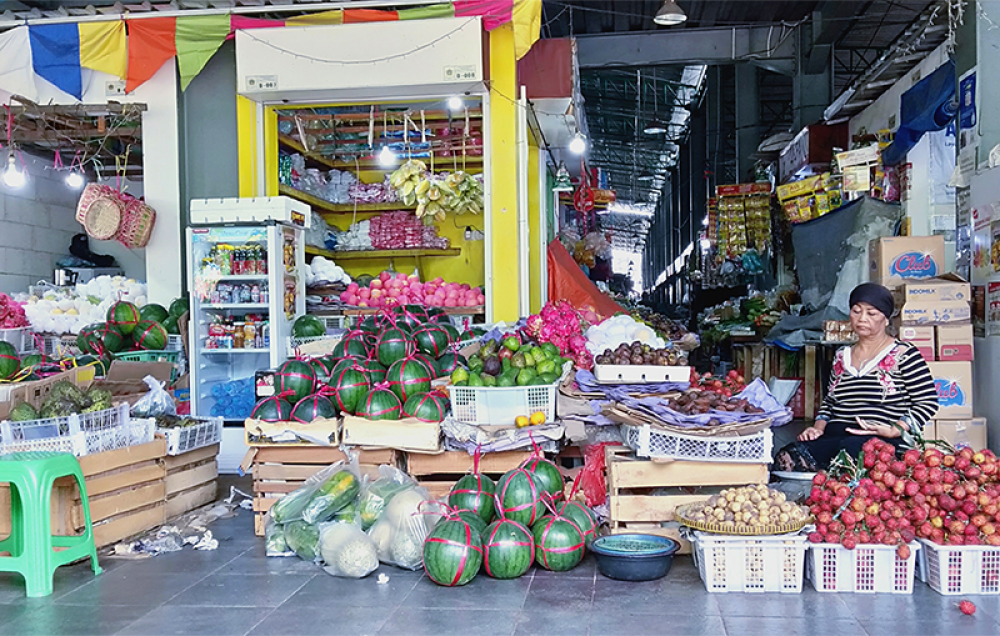 Pedagang buah di Pasar Baru Gresik Kota tengah memilah buah yang mulai membusuk.SP/jatimnet