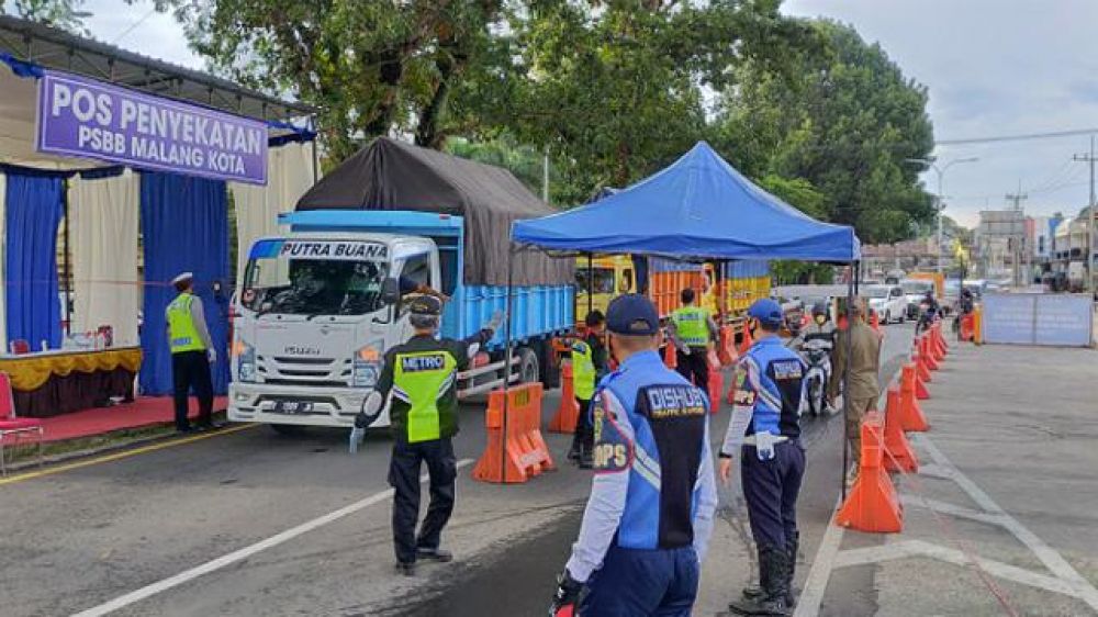 Suasana PSBB Malang Raya yang keras dan tegas terhadap ratusan pengendara tidak memiliki tujuan khusus ke Kota Malang. Setidaknya ada 150 pengendara disuruh putar balik.