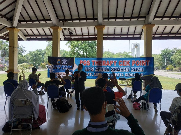 Para pelanggar lalin yang diberi hipnoterapi. SP/Sugeng