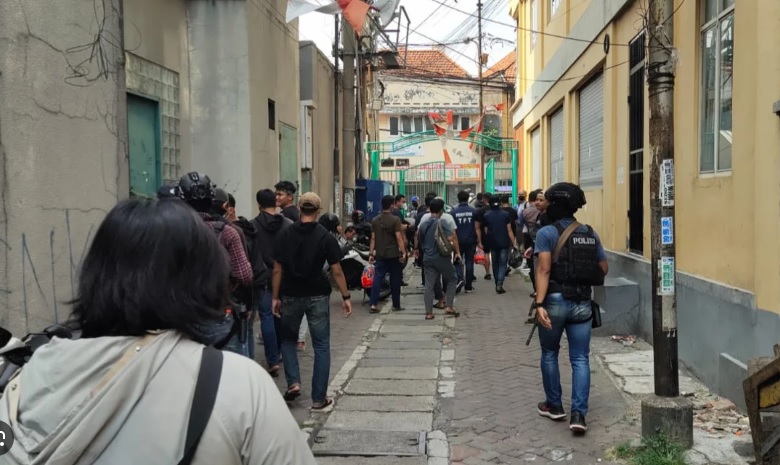 Tim Densus 88 Antiteror Polri saat menggerebek dan menangkap terduga teroris di Jalan Kalimas Madya Gang III Surabaya, kemarin.