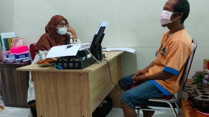 PNJ, kakek tiri pelaku pencabulan saat menjalani pemeriksaan.