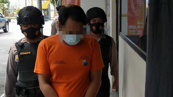 Tersangka YW saat digelandang polisi.