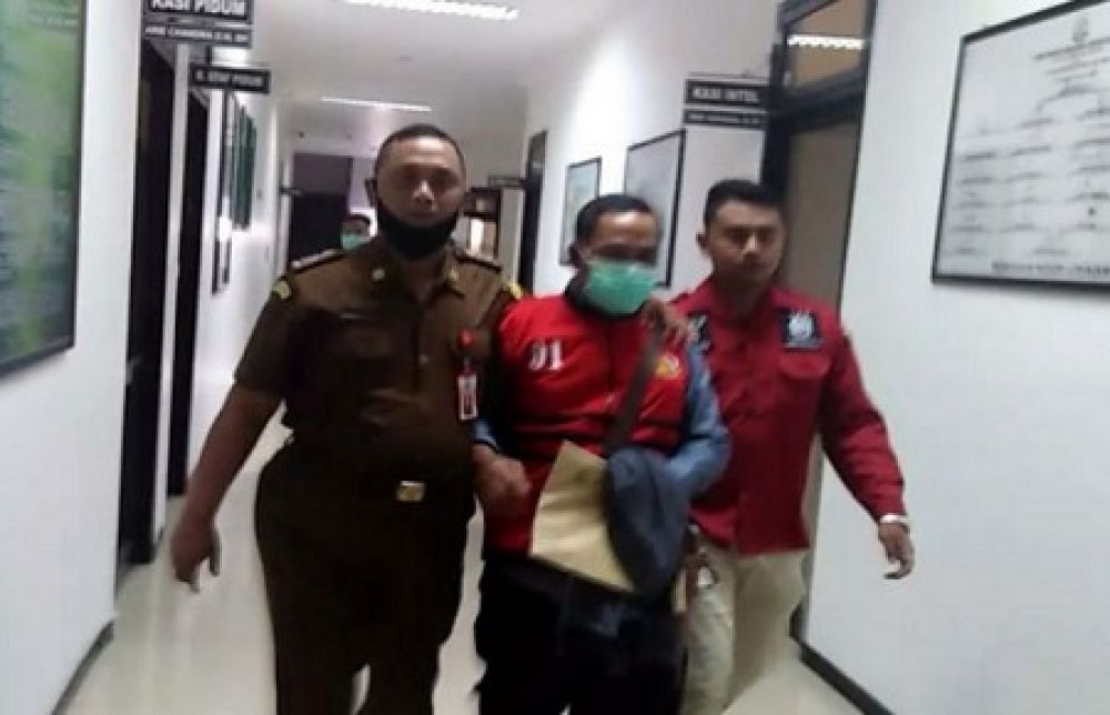 F, tersangka saat di glandang. SP/ Lim