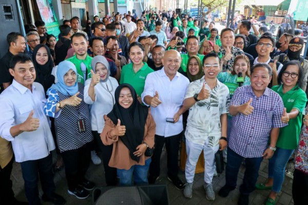 Menkop UKM, Teten Masduki (tengah depan) berfoto bersama pedagang di Pasar Sememi, Surabaya, Jawa Timur, Minggu (9/7/2023). Foto: Kemenkop UKM.