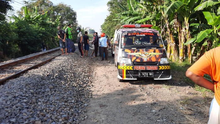 Petugas saat mengevakuasi jenazah korban.