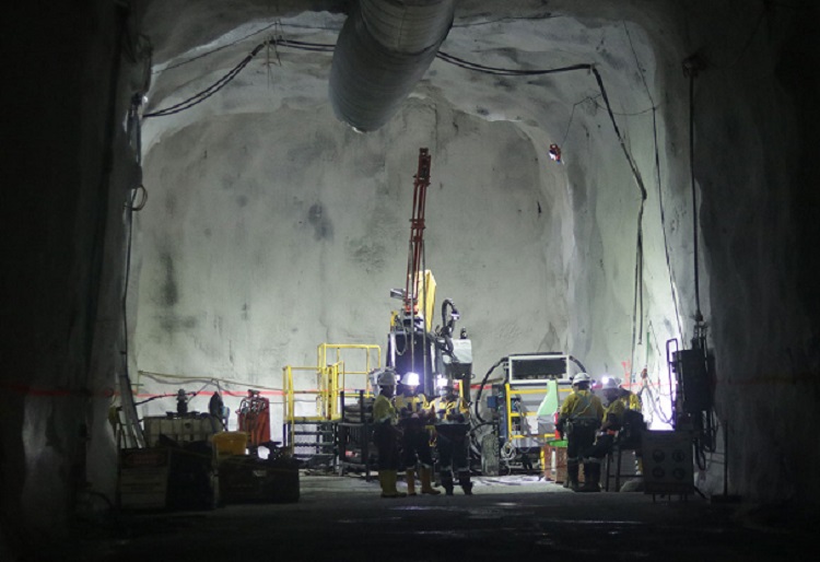 Para pekerja Proyek Tembaga Tujuh Bukit mengebor dan mengambil sampel batuan sebagai bahan analisis. (Foto: Merdeka Clopper Gold)
