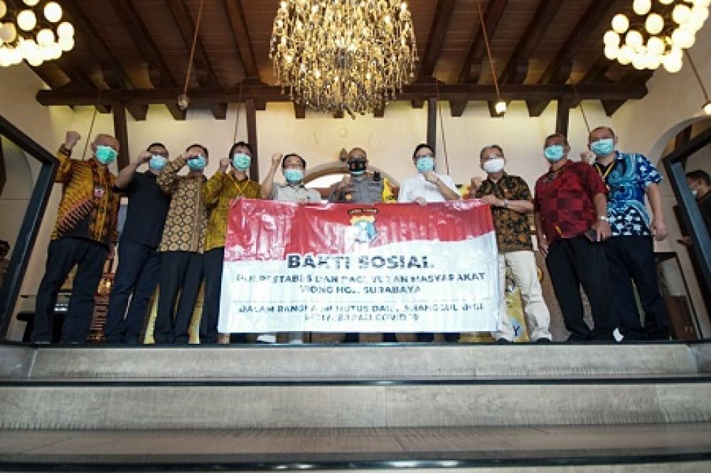 Paguyupan Tionghoa menyerahkan bantuan 100.000 Masker Bedah kepada Polrestabes Surabaya. SP/ Julian