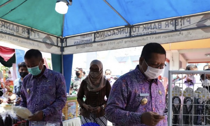 Bupati Tulungagung, Drs. Maryoto Birowo, MM saat merayakan HUT Dekranas dengan menggelar bazar di Jalan A. Yani Timur.  SP/Istimewa