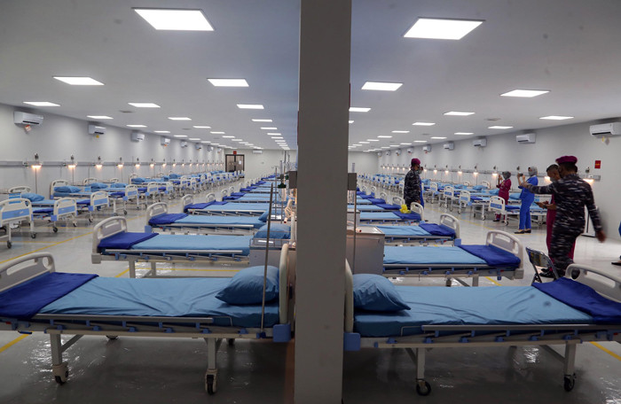 Petugas menyiapkan ranjang pasien disela-sela peresmian Rumah Oksigen Gotong Royong di kawasan Berbek Industri Rungkut, Surabaya, Jawa Timur, Jumat (20/8/2021).SP/IDX