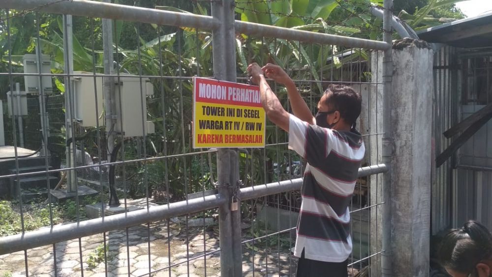 Warga Desa Balongbesuk, RT 04 RW 04, Kecamatan Diwek, Jonbang saat segel pintu tower seluler. (SP/M. Yusuf) 
