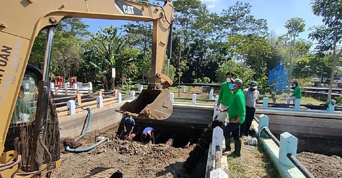 Kegiatan normalisasi kolam lindi di TPA Klotok.