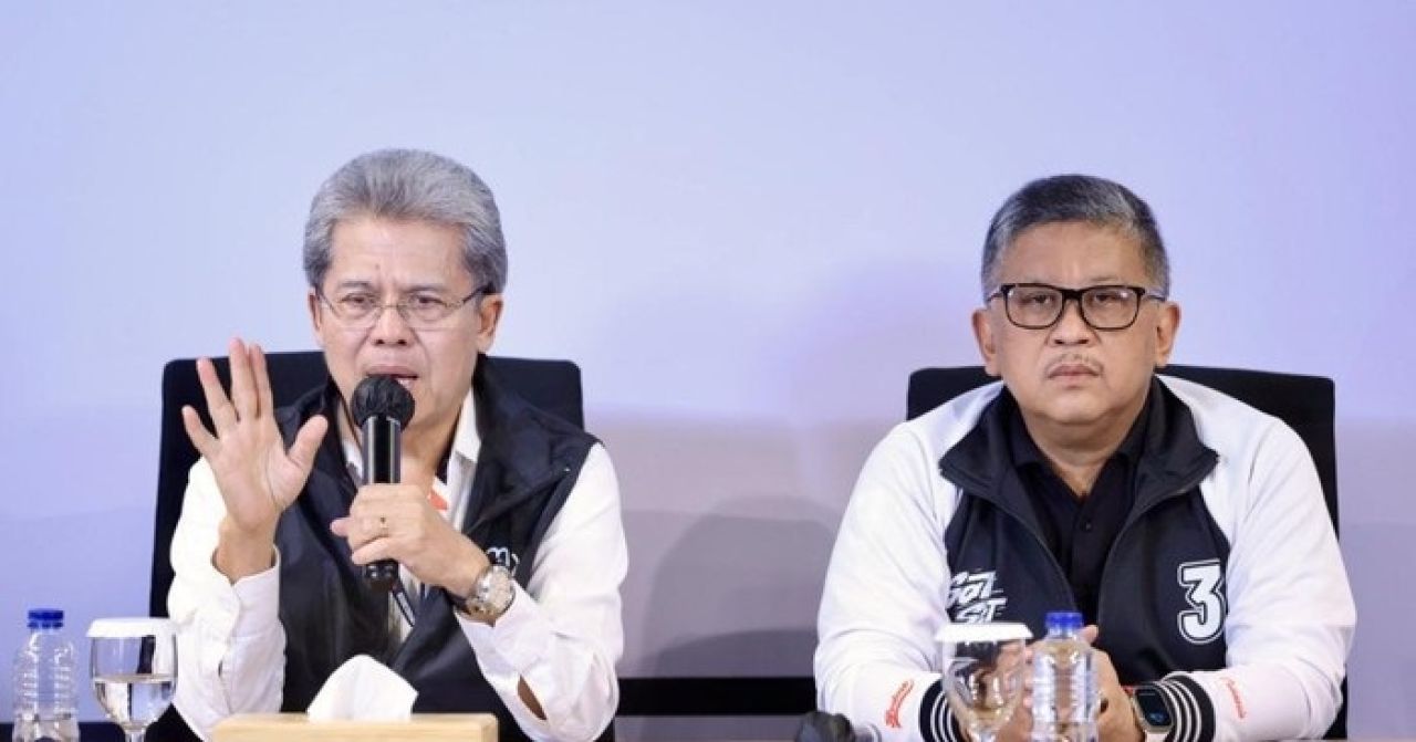 Deputi Hukum TPN Ganjar-Mahfud Todung Mulya Lubis bersama Sekjen TPN Ganjar-Mahfud Hasto Kristiyanto memberikan keterangan kepada awak media, Jakarta, Rabu (17/1/2024).