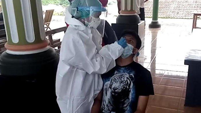 Satgas Covid-19 melakukan tracing Covid-19 di Kantor Desa Banyuurip, Kecamatan Kalidawir. SP/TLGAG