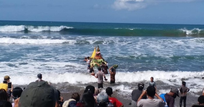 Tradisi larung sesaji Suroan di Blitar pada 2020.