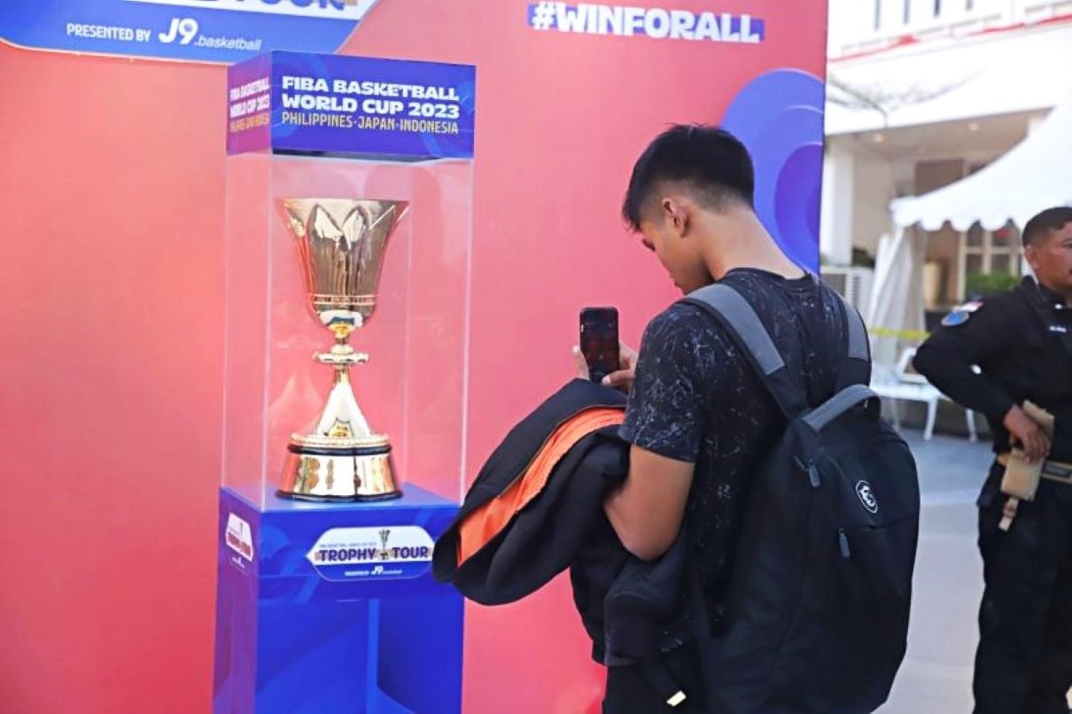 Trofi Piala Dunia FIBA Basketball World Cup 2023 dipamerkan di halaman Balai Pemuda, Kota Surabaya, Rabu (3/8/2023). Foto: Diskominfo Surabaya. 