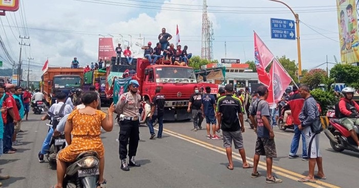 Aksi blokade di pelabuhan ASDP Ketapang-Banyuwangi.