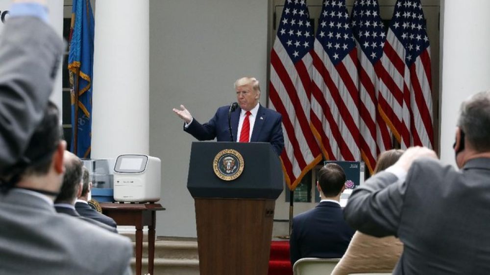 Trump bertengkar dengan wartawan saat menggelar konferensi pers soal upaya memerangi virus Corona di Rose Garden, Gedung Putih. SP. AP