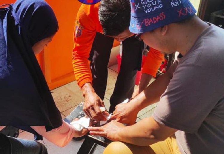 Para wisatawan diserang ubur-ubur di kawasan Pantai Gunungkidul, Minggu (03/09/2023). SP/ YGY