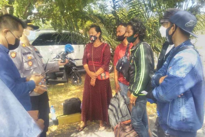 Para warga yang nekad mudik dengan kapal nelayan diamankan polisi.