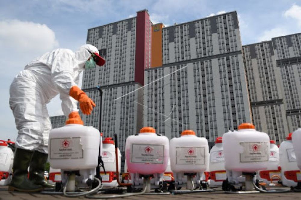 Salah seorang relawan di Wisma atlet.