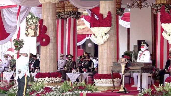 Gubernur Jatim Khofifah Indar Parawansa (tengah) saat memimpin upacara memperingati HUT Ke-76 RI sebagai inspektur di halaman Gedung Negara Grahadi di Surabaya, Selasa (17/8/2021) pagi. SP/PEMPROV JATIM