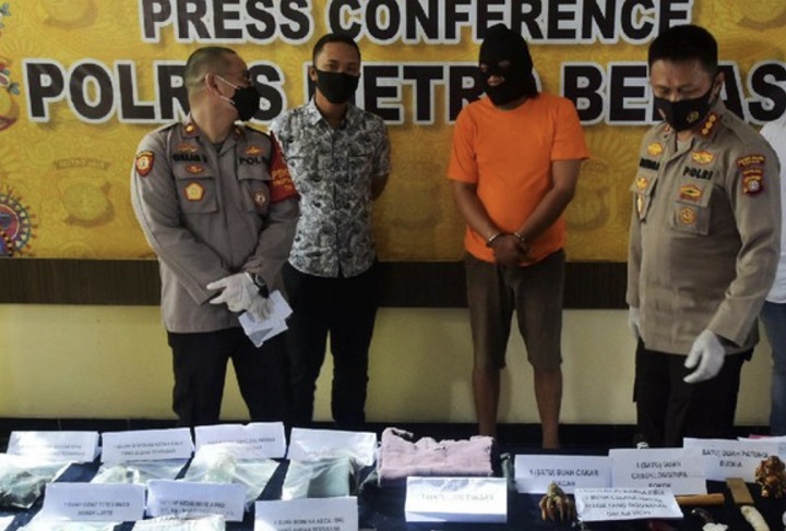 Herman alias Ustaz Gondrong menggunakan kaos tahanan berwarna oranye di Polres Metri Bekasi. Herman ditangkap beserta barang bukti praktik perdukunannya. Sp/erik